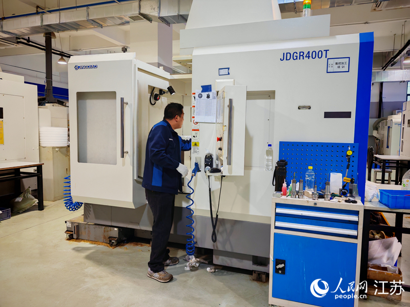 南京工業(yè)職業(yè)技術(shù)大學(xué)里的共享機(jī)器正在作業(yè)。人民網(wǎng) 江楠攝